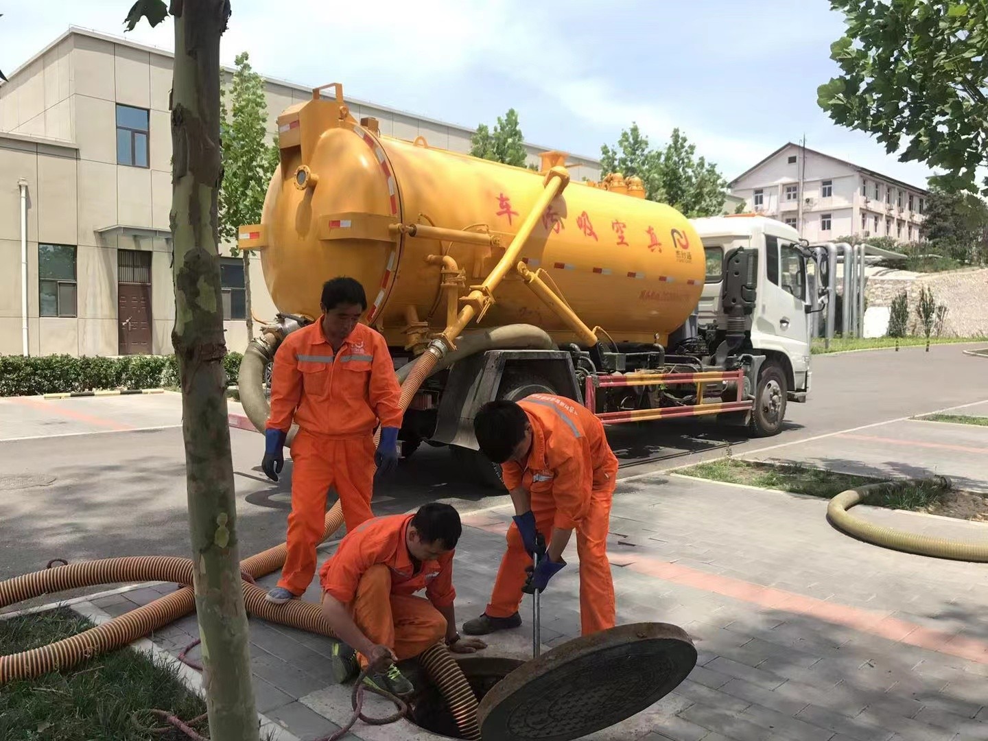 东川管道疏通车停在窨井附近