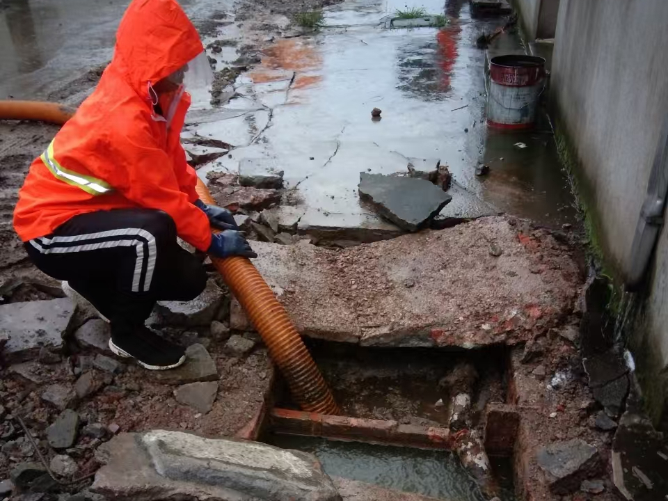 东川专业清理污水池 炜誉市政以规范流程守护城市 “肠道”