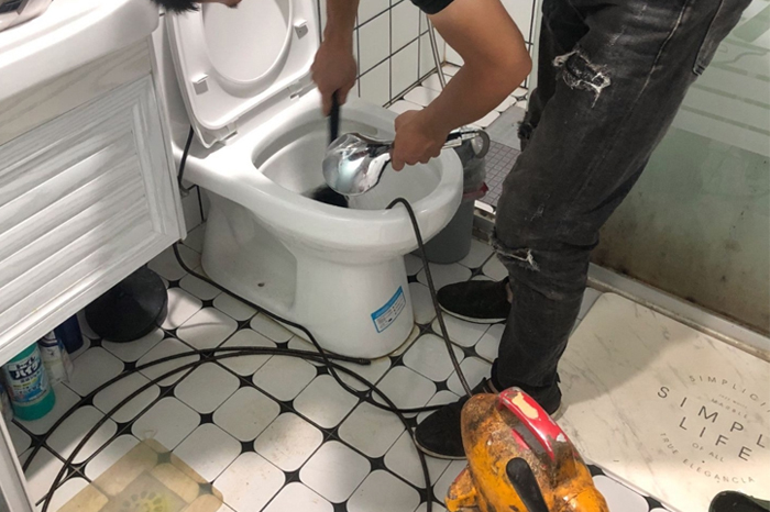 东川马桶堵塞自己疏通还是找师傅？专业上门服务让你省时更省心