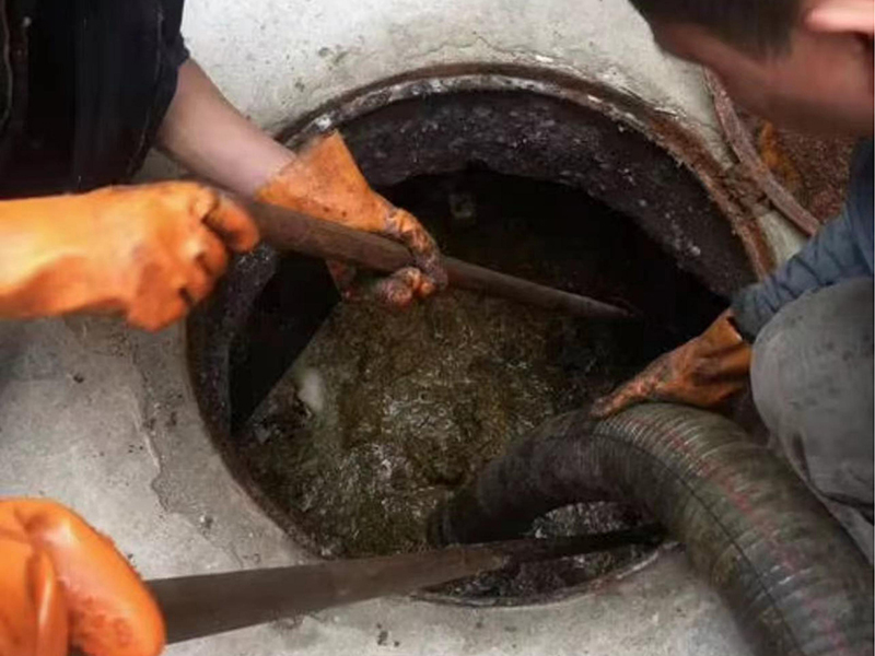 东川清理化粪池时如何避免沼气的危害？